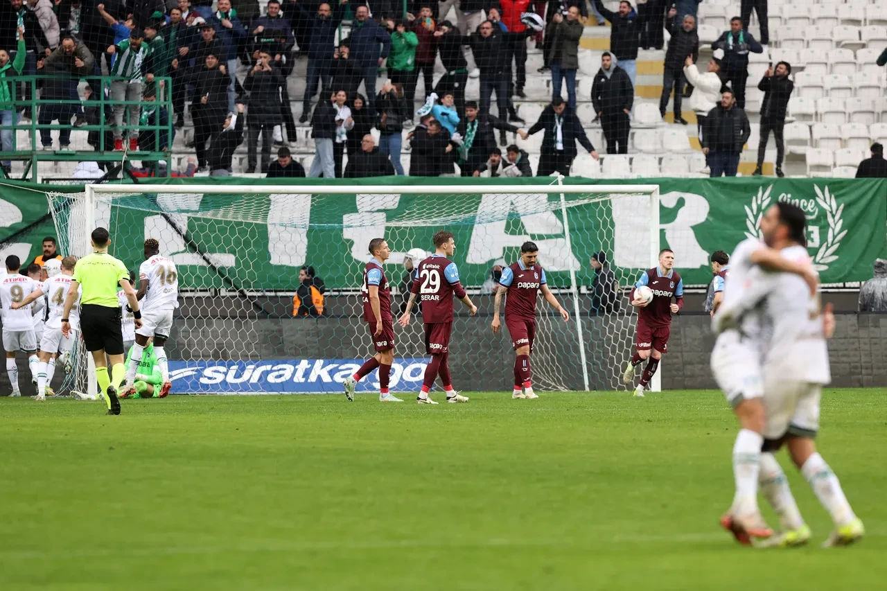 Konyaspor-Trabzonspor maçında kavga! Futbolcular birbirine girdi