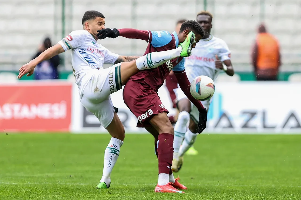 Konyaspor-Trabzonspor maçında kavga! Futbolcular birbirine girdi