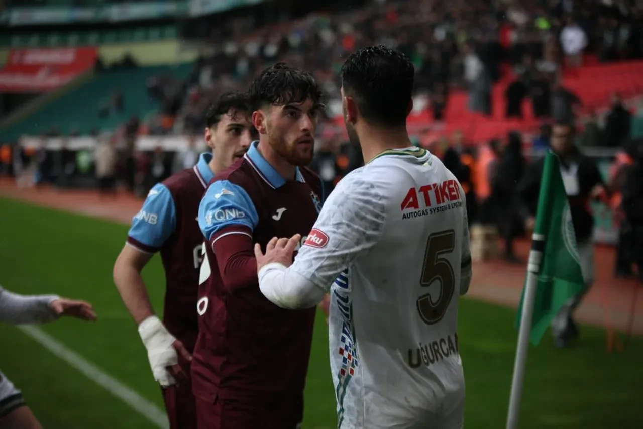 Konyaspor-Trabzonspor maçında kavga! Futbolcular birbirine girdi