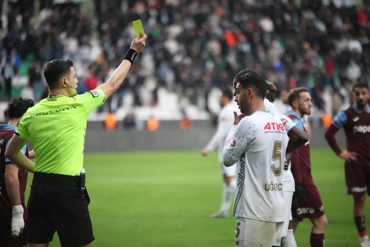 Konyaspor-Trabzonspor maçında kavga! Futbolcular birbirine girdi