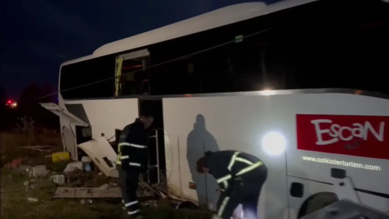 Son dakika |  Yunan yolcu otobüsü Çanakkale'de şarampole uçtu! Yaralılar var