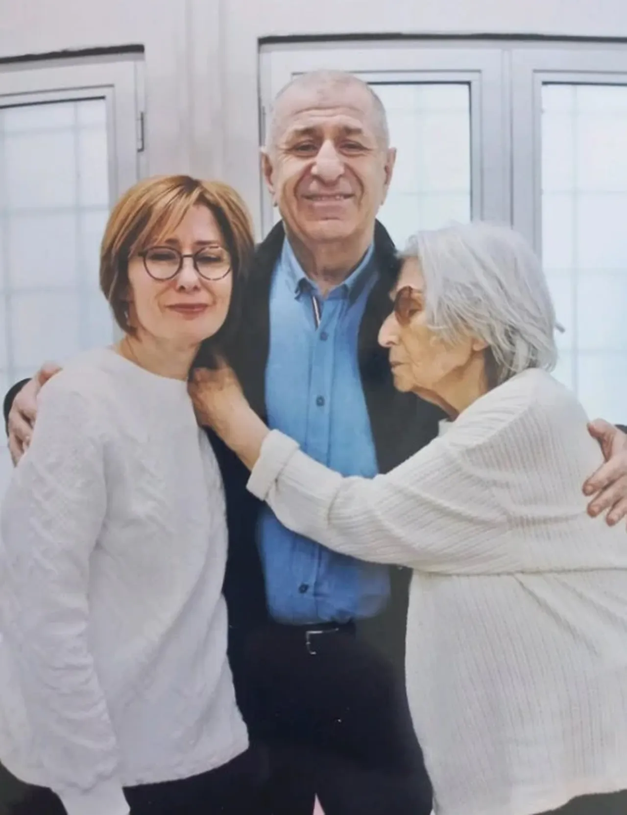 Ümit Özdağ cezaevinden fotoğraf yolladı! Kendini siyah Amerikalılara benzetti