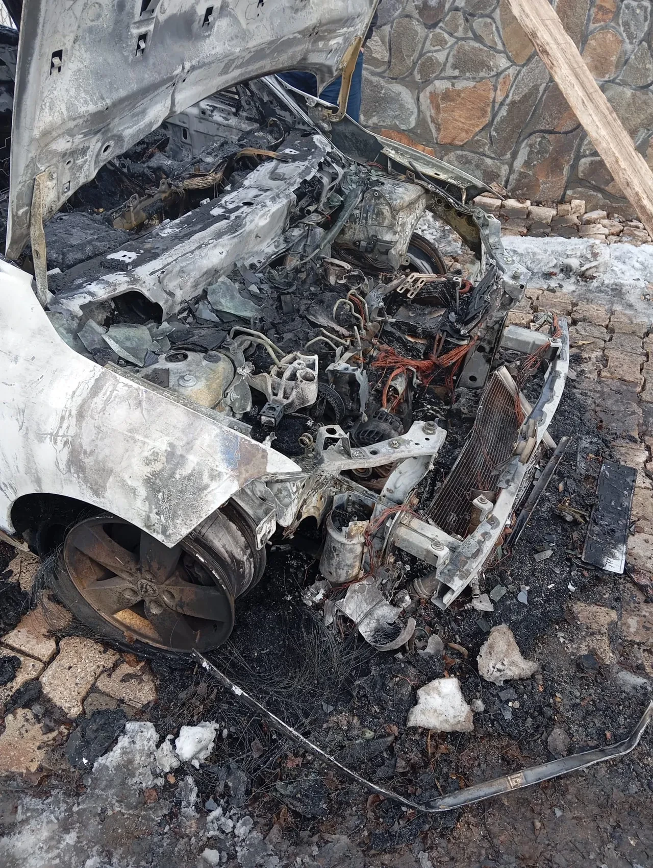 Yakıt deposunu ateşle ısıtmaya çalışınca aracı yaktı