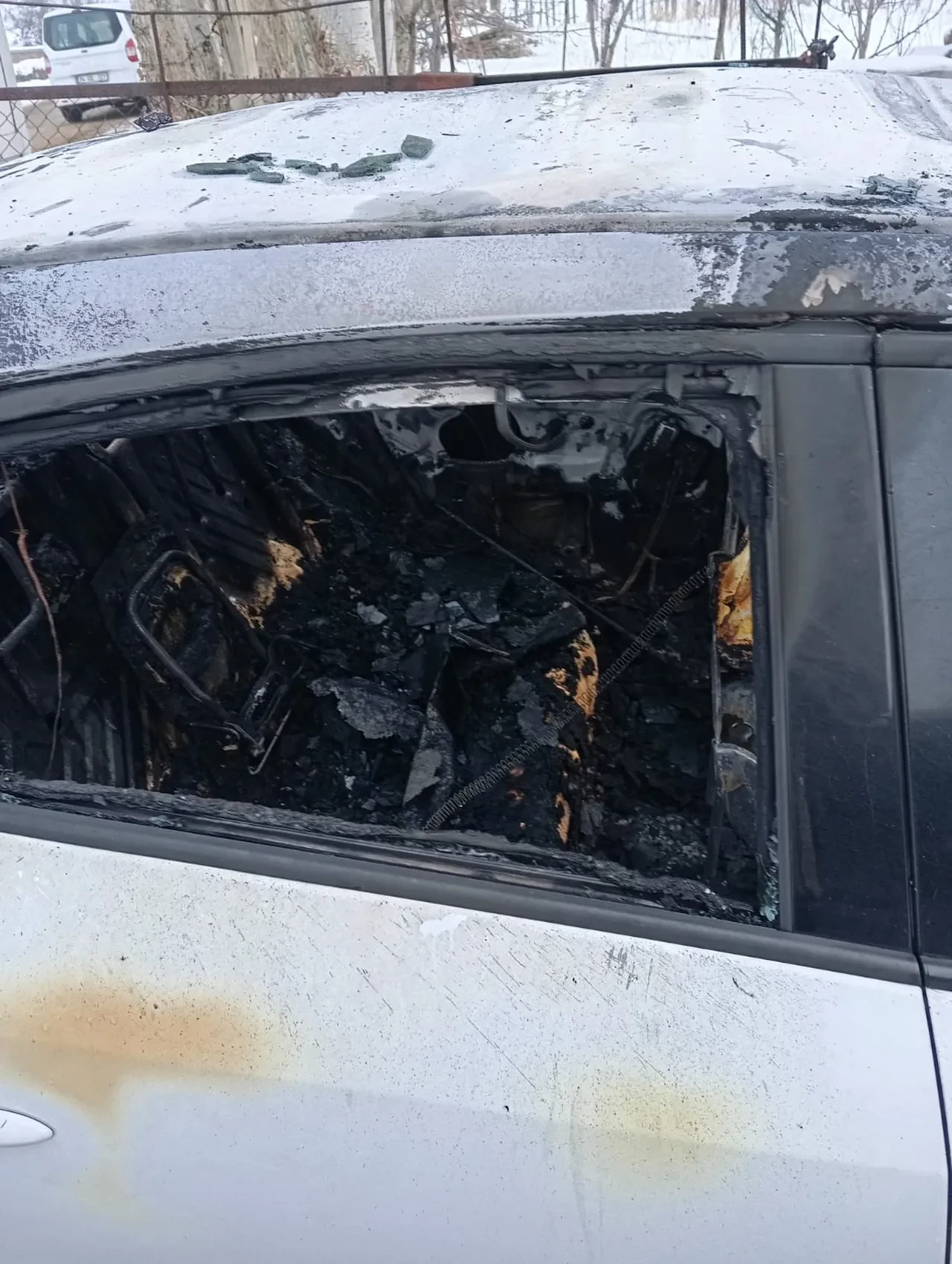 Yakıt deposunu ateşle ısıtmaya çalışınca aracı yaktı