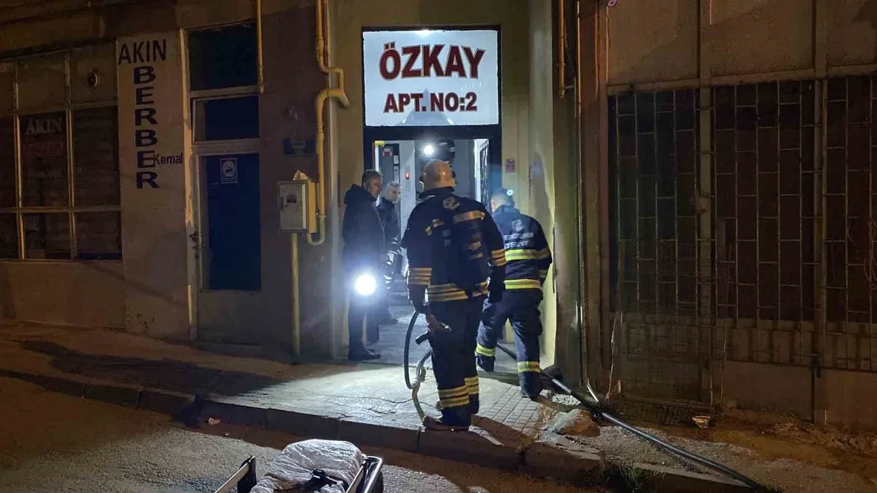 Ağzında sigarayla uyuyakaldı, ev alev aldı! Komşuları yangını film gibi seyretti