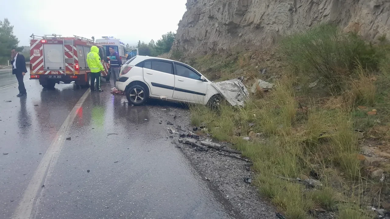 Antalya'da feci kaza! Yolcu otobüsüyle otomobil çarpıştı: Ölü ve yaralılar var