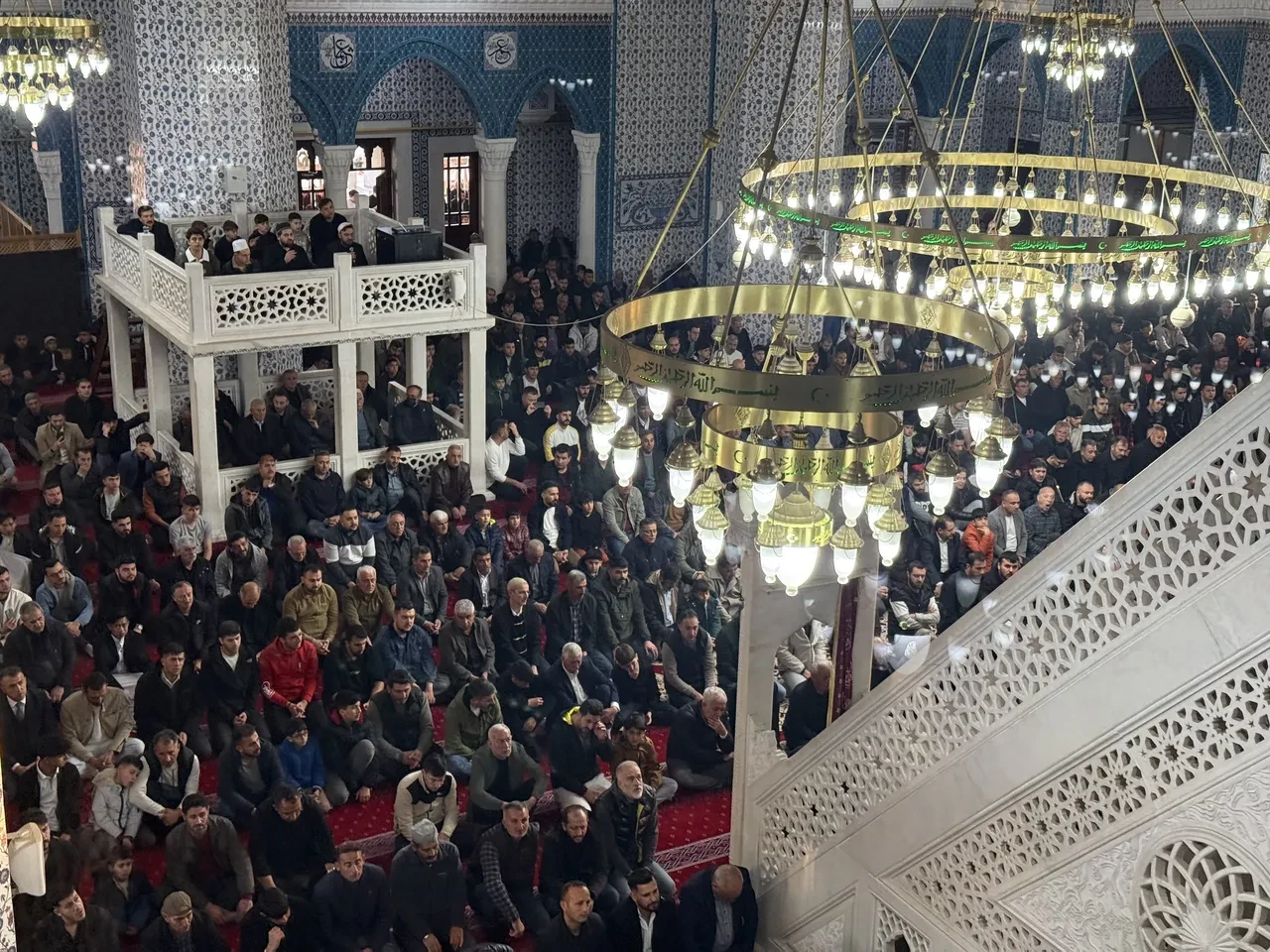Yurdun dört bir yanında bayram namazı coşkusu! Binlerce vatandaş camilere akın etti