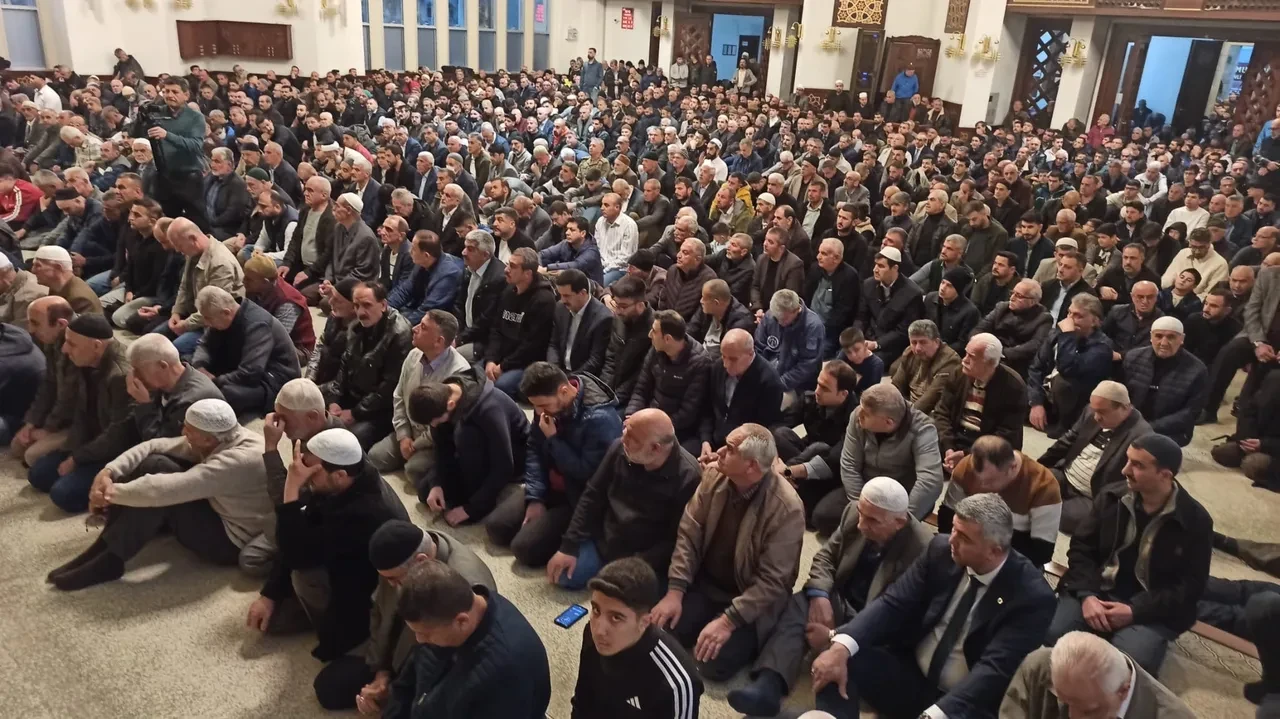 Yurdun dört bir yanında bayram namazı coşkusu! Binlerce vatandaş camilere akın etti