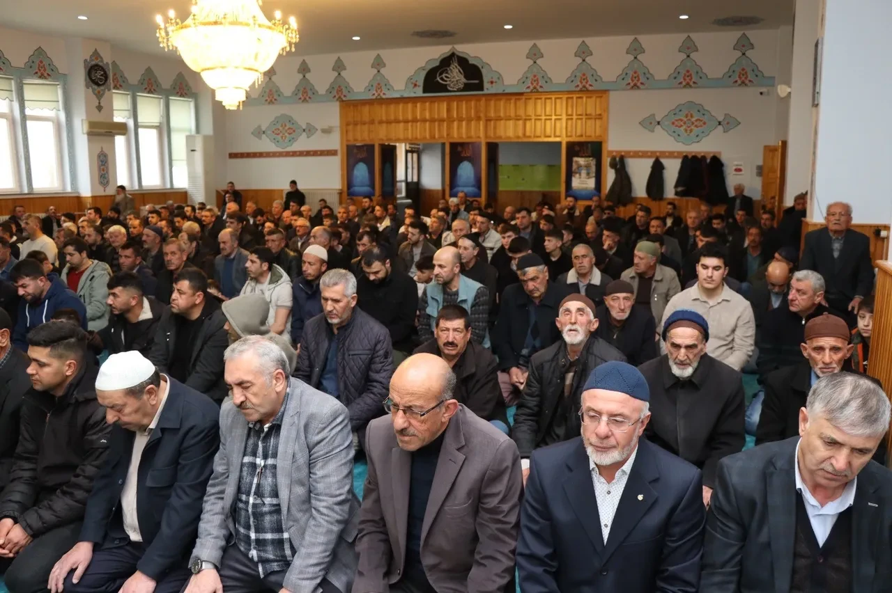 Yurdun dört bir yanında bayram namazı coşkusu! Binlerce vatandaş camilere akın etti