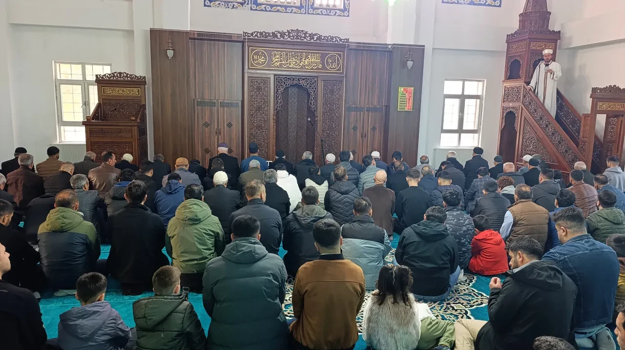 Yurdun dört bir yanında bayram namazı coşkusu! Binlerce vatandaş camilere akın etti