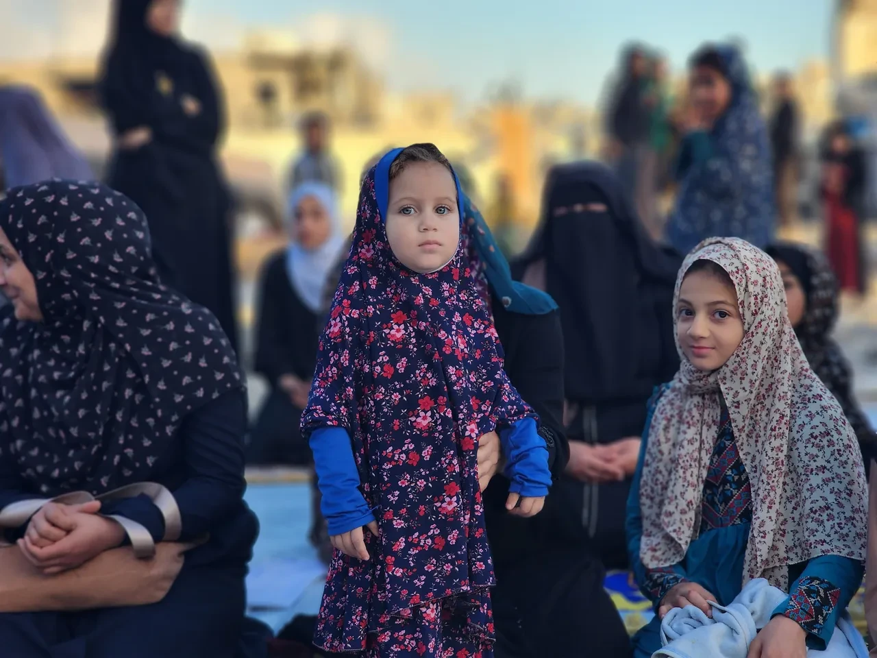 Gazze'de saldırılar altında bayram namazı