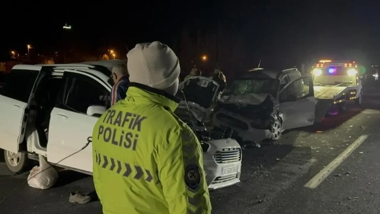 Kars’ta feci kaza! 2 araç birbirine girdi: 2 ölü, 5 yaralı