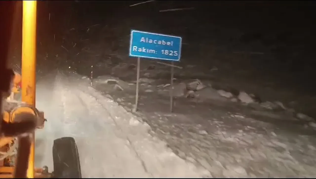 Antalya’ya mart ayının sonunda kar sürprizi! Lapa lapa yağdı, 30 santimetreye ulaştı