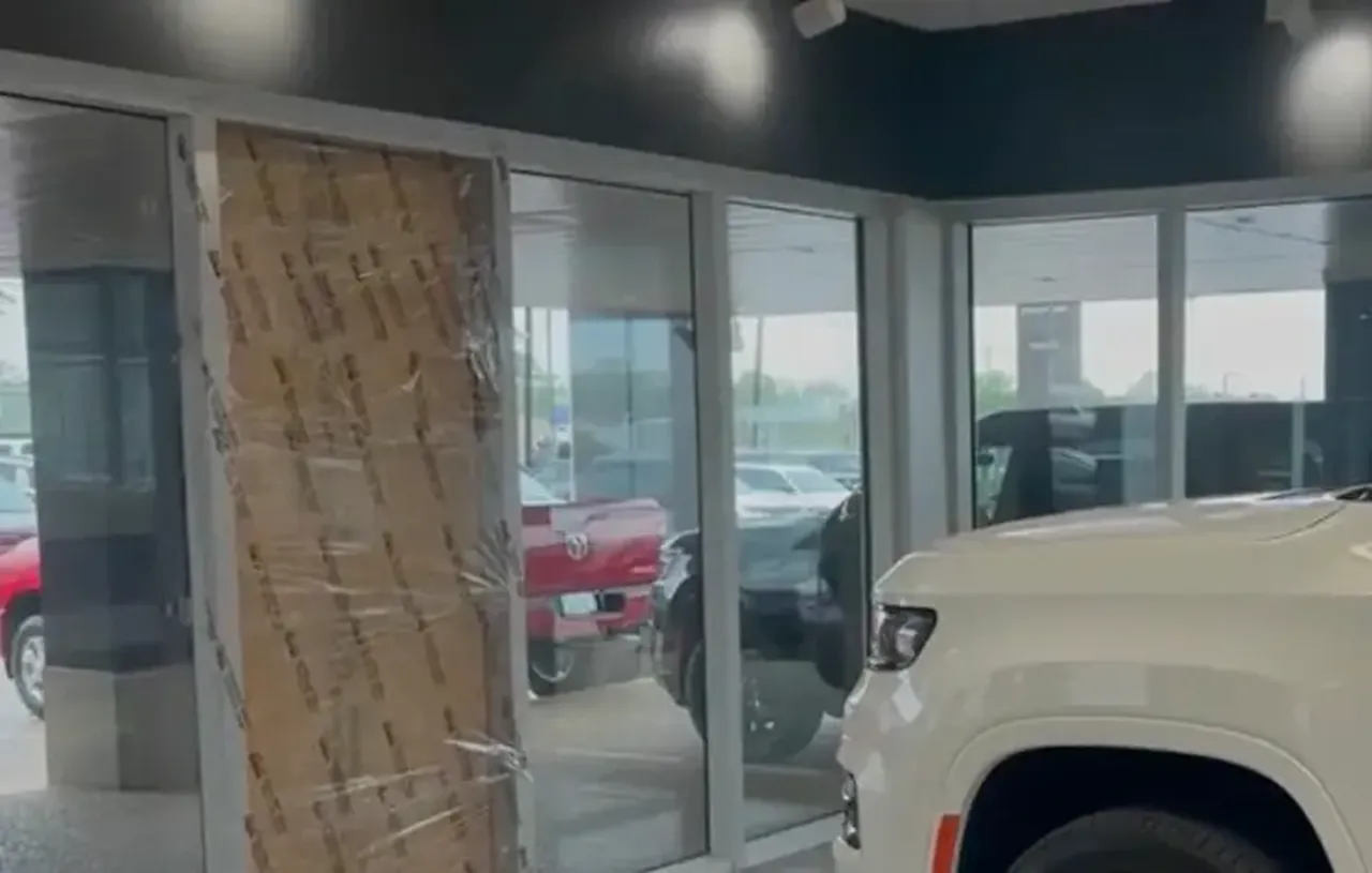 Araba çalmak için girdi, mahsur kaldığını zannedip polisi aradı! Başarıyla çaldığı tek şey vardı