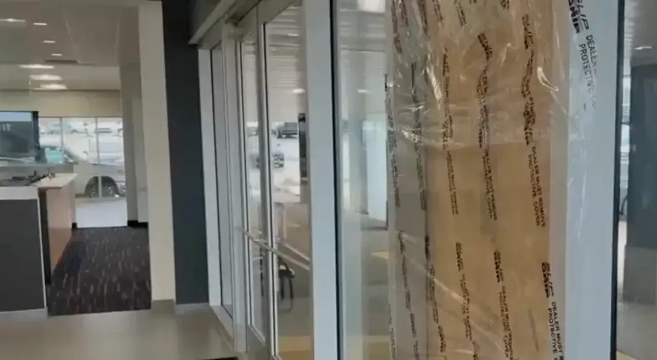 Araba çalmak için girdi, mahsur kaldığını zannedip polisi aradı! Başarıyla çaldığı tek şey vardı