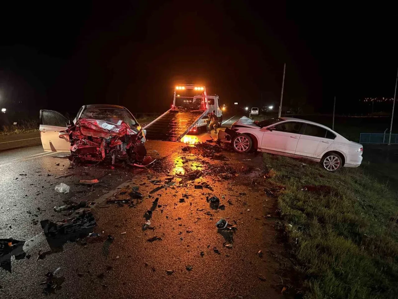 Görüntüler korkunç! Çanakkale'de iki otomobil kafa kafaya çarpıştı, araçların önü adeta yok oldu: 3 ölü, 1 yaralı