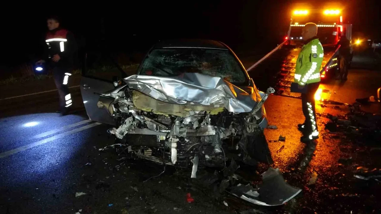 Görüntüler korkunç! Çanakkale'de iki otomobil kafa kafaya çarpıştı, araçların önü adeta yok oldu: 3 ölü, 1 yaralı