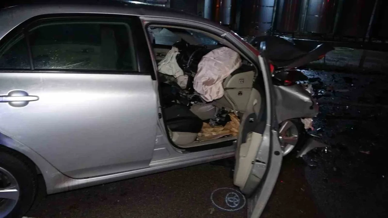 Görüntüler korkunç! Çanakkale'de iki otomobil kafa kafaya çarpıştı, araçların önü adeta yok oldu: 3 ölü, 1 yaralı