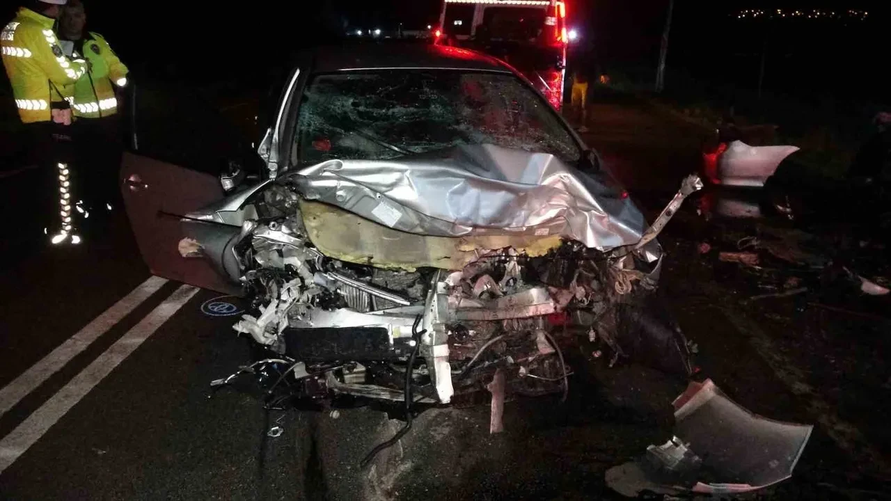 Görüntüler korkunç! Çanakkale'de iki otomobil kafa kafaya çarpıştı, araçların önü adeta yok oldu: 3 ölü, 1 yaralı