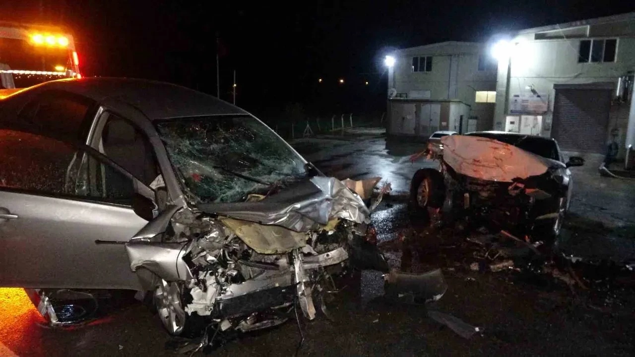 Görüntüler korkunç! Çanakkale'de iki otomobil kafa kafaya çarpıştı, araçların önü adeta yok oldu: 3 ölü, 1 yaralı