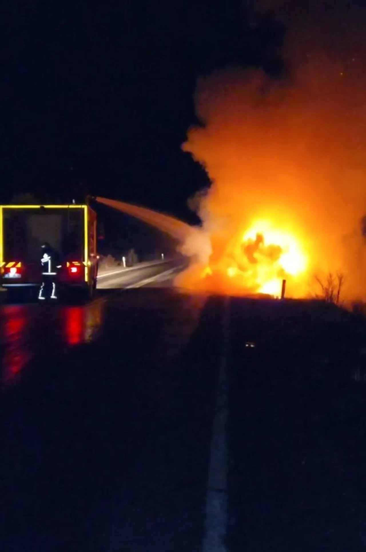 Gümüşhane’de seyir halindeki araç alev topuna döndü: Son anda kurtuldular!