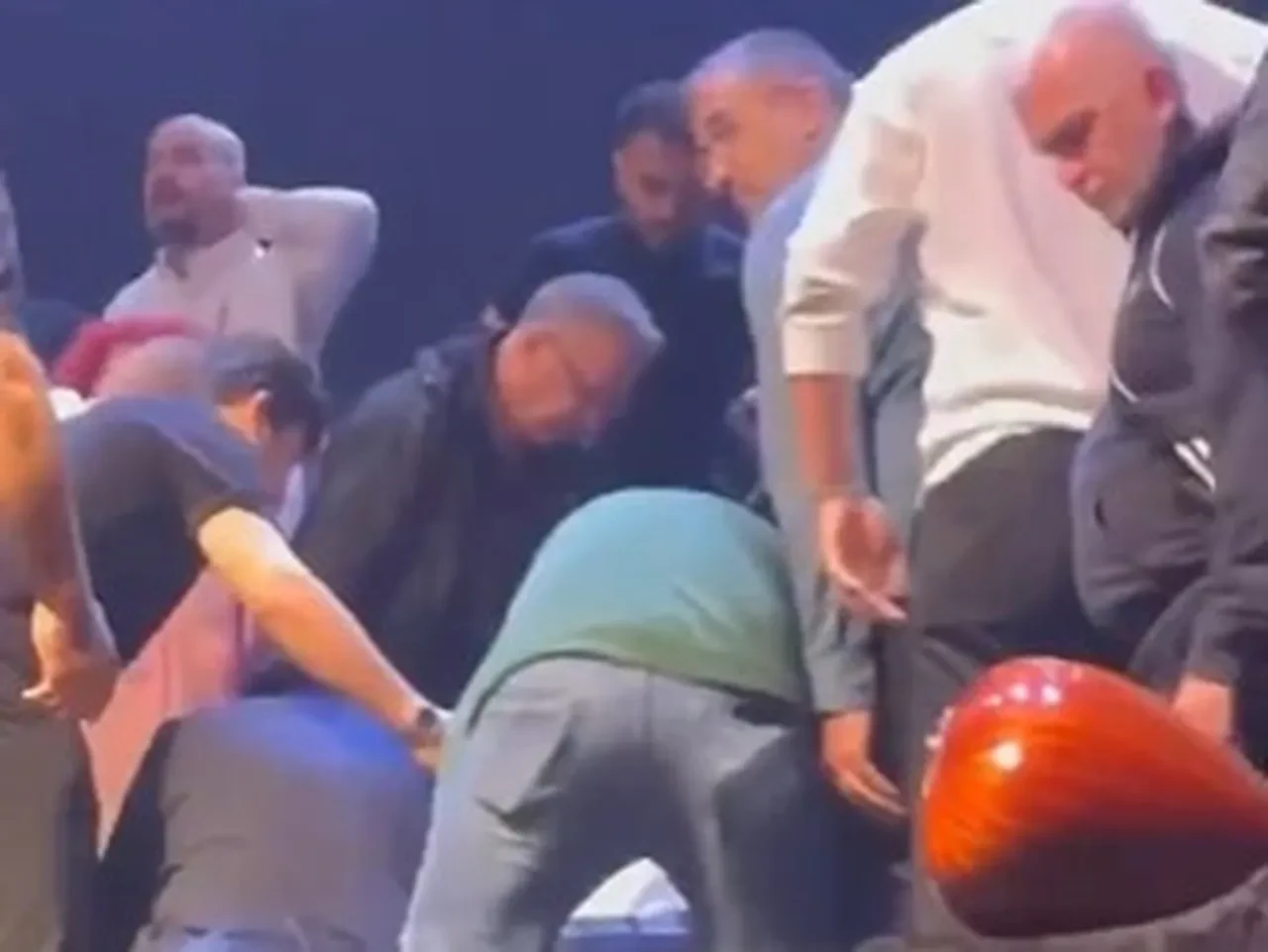 Son dakika | Sanatçı Volkan Konak konser sırasında fenalaştı! Sahnede kalp masajı yapıldı