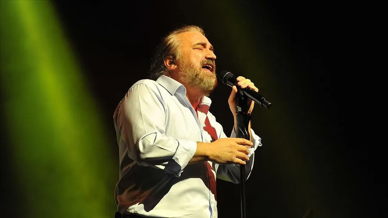 Volkan Konak öldü mü, neden? KKTC'de verdiği konser sırasında sahnede fenalaştı