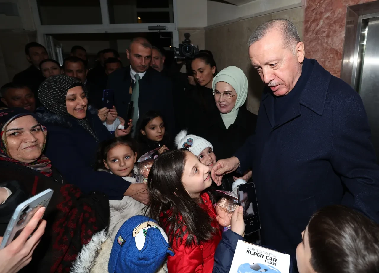 Cumhurbaşkanı Erdoğan'dan sürpriz ziyaret: Vatandaşlarla iftar yaptı