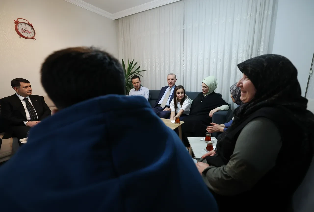 Cumhurbaşkanı Erdoğan'dan sürpriz ziyaret: Vatandaşlarla iftar yaptı