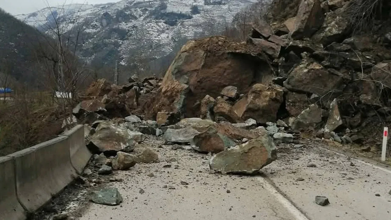 Heyelan sonucu korkutan manzara! İki ilde dev kaya parçası ve taşlar düştü