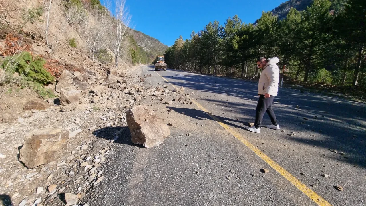 Heyelan sonucu korkutan manzara! İki ilde dev kaya parçası ve taşlar düştü