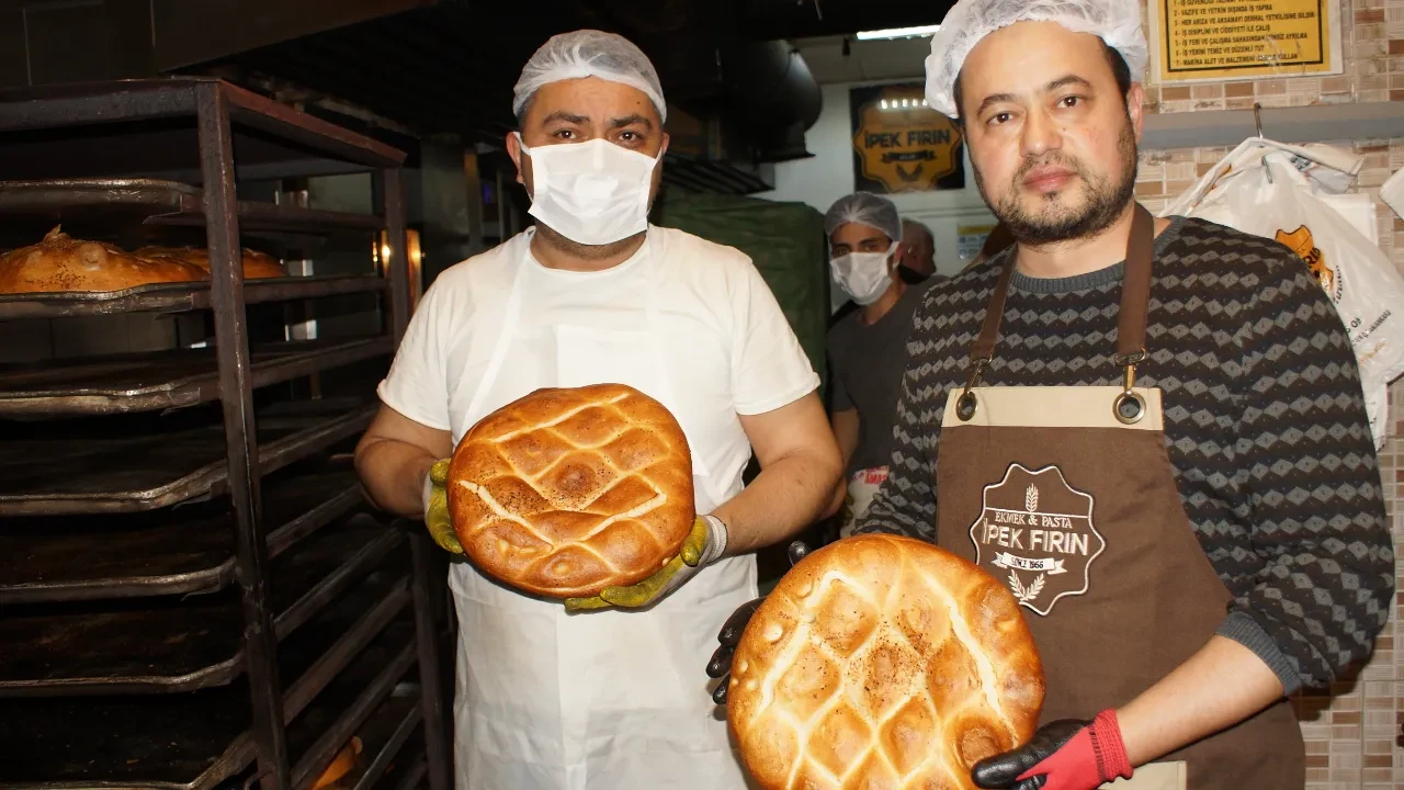 Klasik Ramazan pidesinden çok farklı! Ekşi mayalı sütlü pide için kuyruk uzuyor