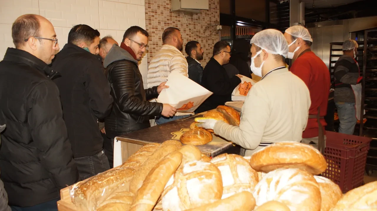 Klasik Ramazan pidesinden çok farklı! Ekşi mayalı sütlü pide için kuyruk uzuyor