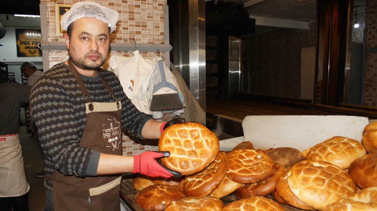 Klasik Ramazan pidesinden çok farklı! Ekşi mayalı sütlü pide için kuyruk uzuyor