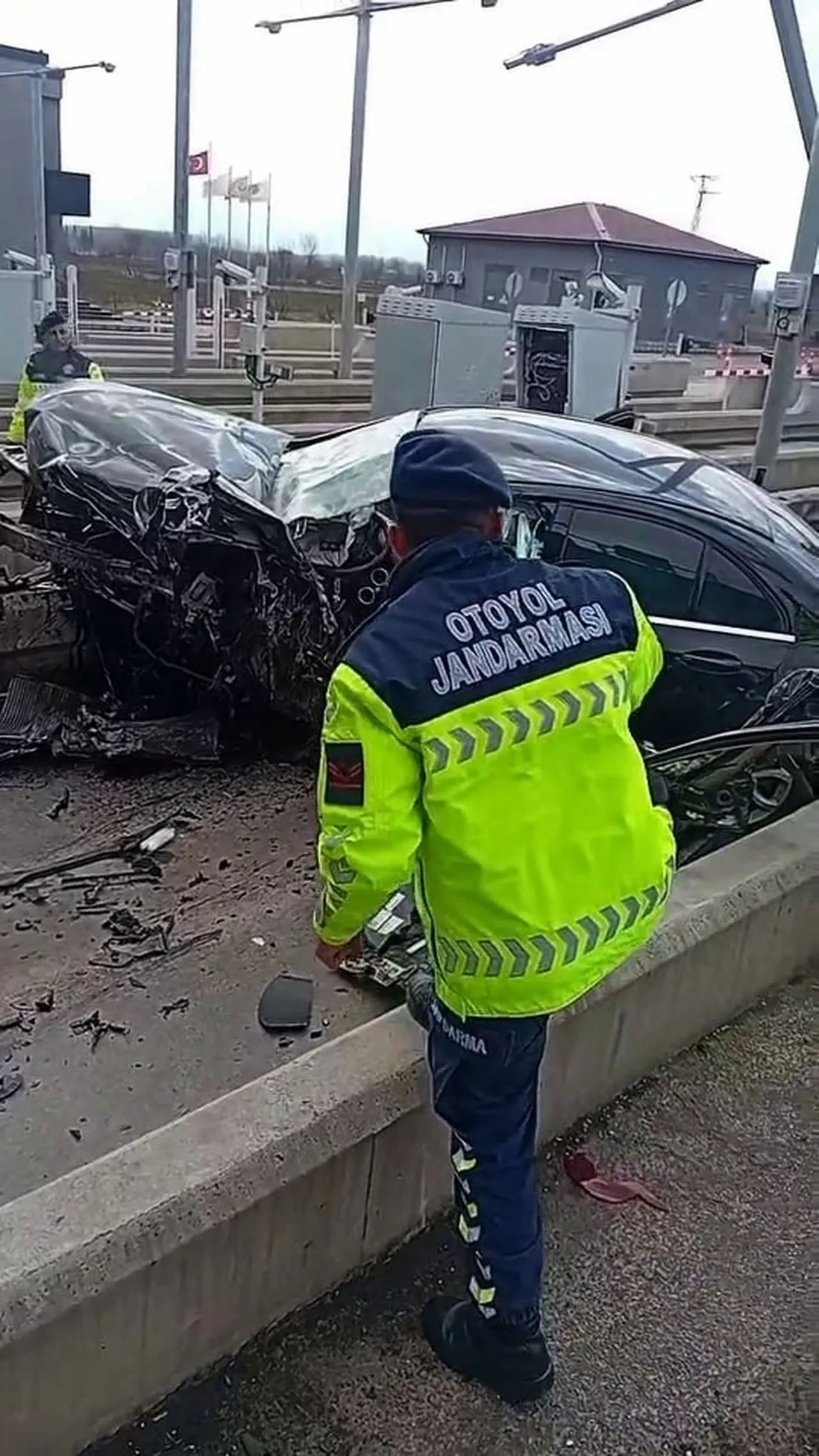 Lüks otomobil ok gibi saplandı: Yeni evli çiftten geriye 5 günlük bebekleri kaldı!