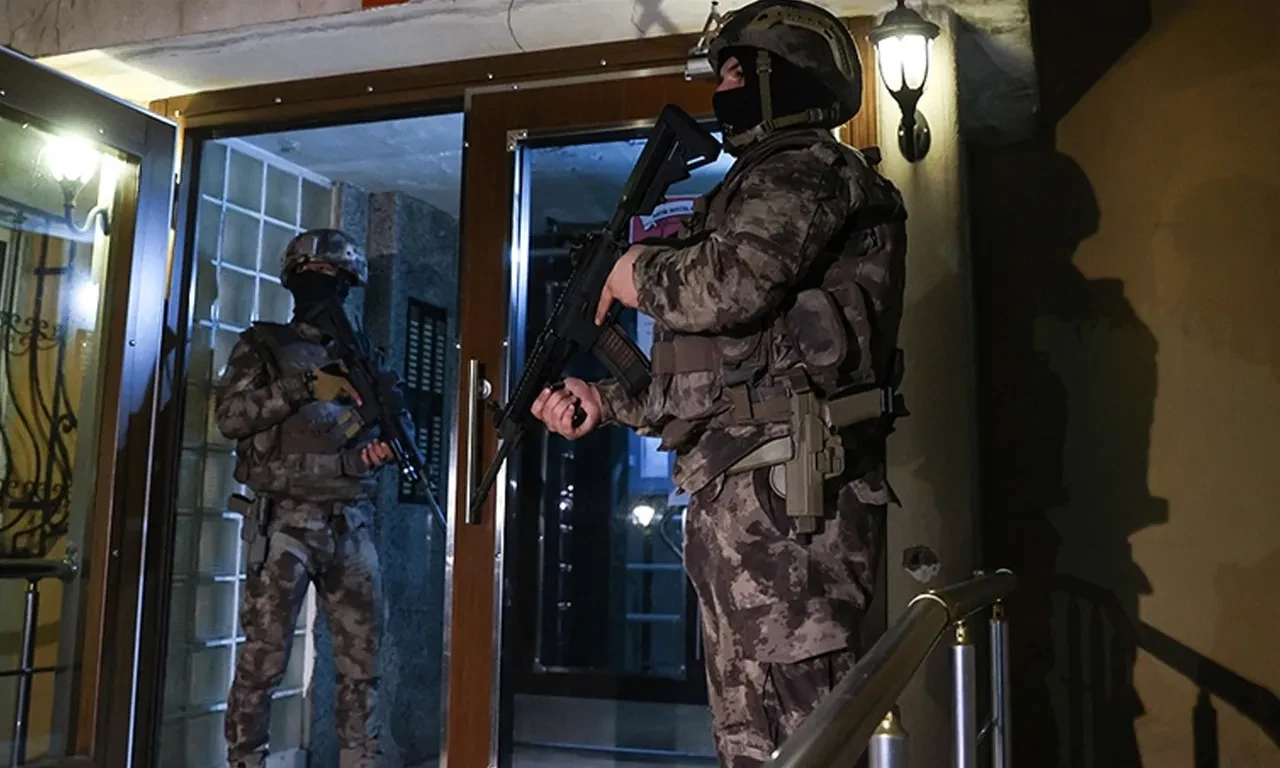 Son dakika | İzmir merkezli 11 ilde DHKP-C operasyonu: Çok sayıda gözaltı var 