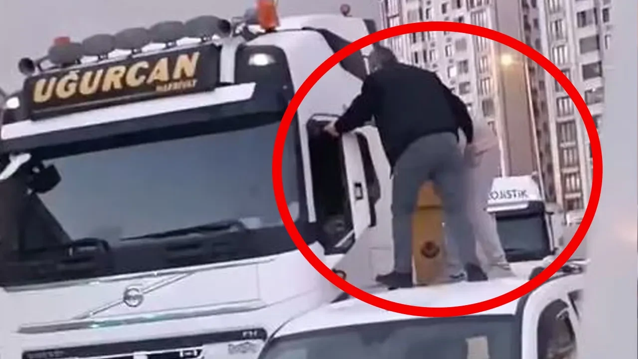 Trafikte şoke eden anlar! Aracın tavanına çıkıp TIR şoförünü böyle dövdüler 