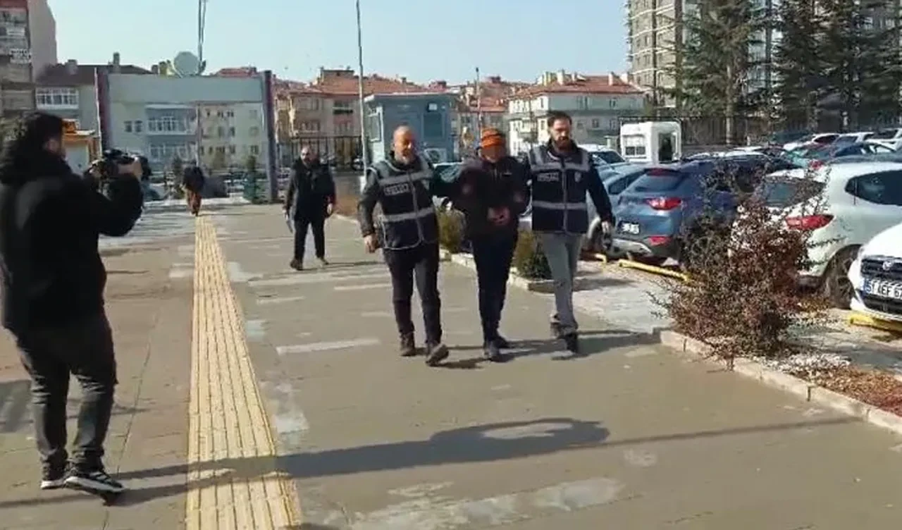 Ameliyatını yapan doktoru bıçakladı! İfadesi 'pes' dedirtti! 'Bana yapay zeka yerleştirdi'