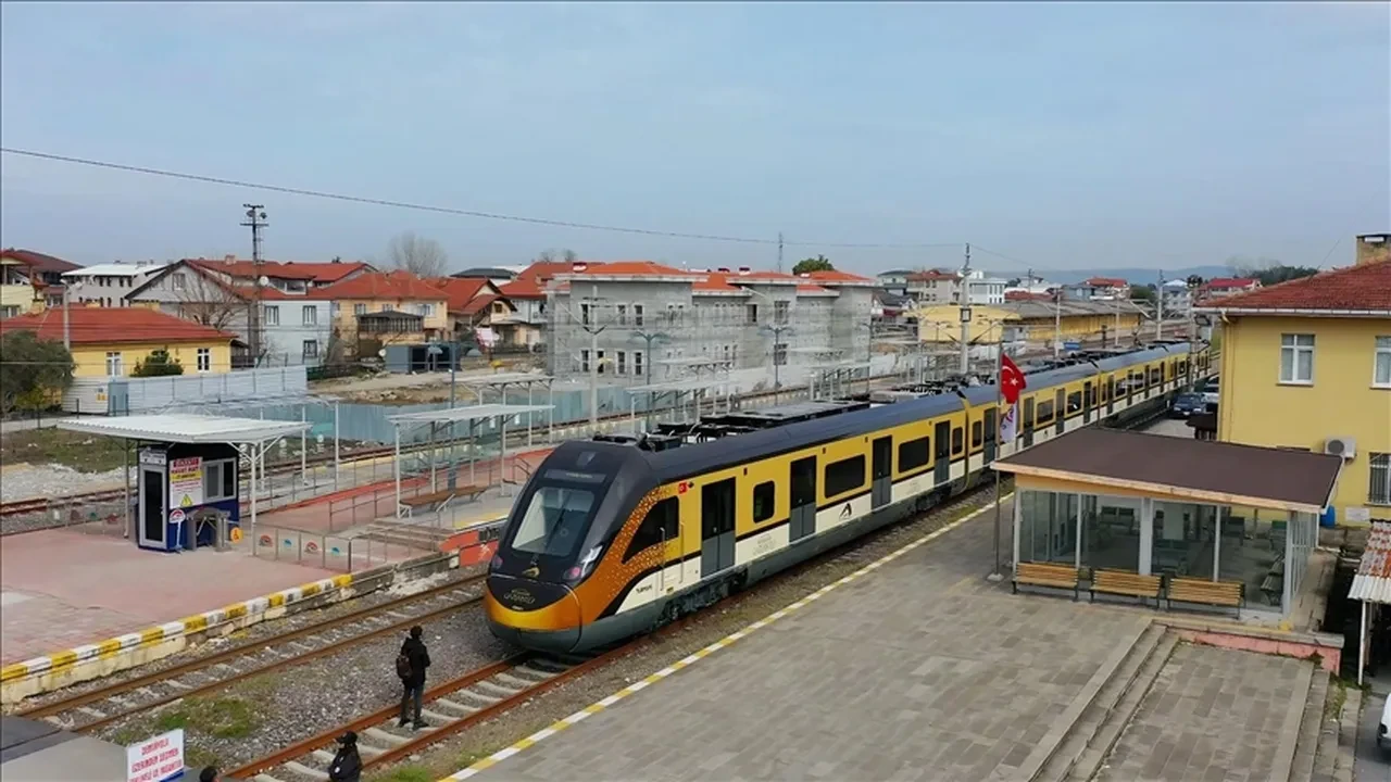 Bakan Uraloğlu duyurdu! Milli Banliyö Tren Seti raylara çıkıyor