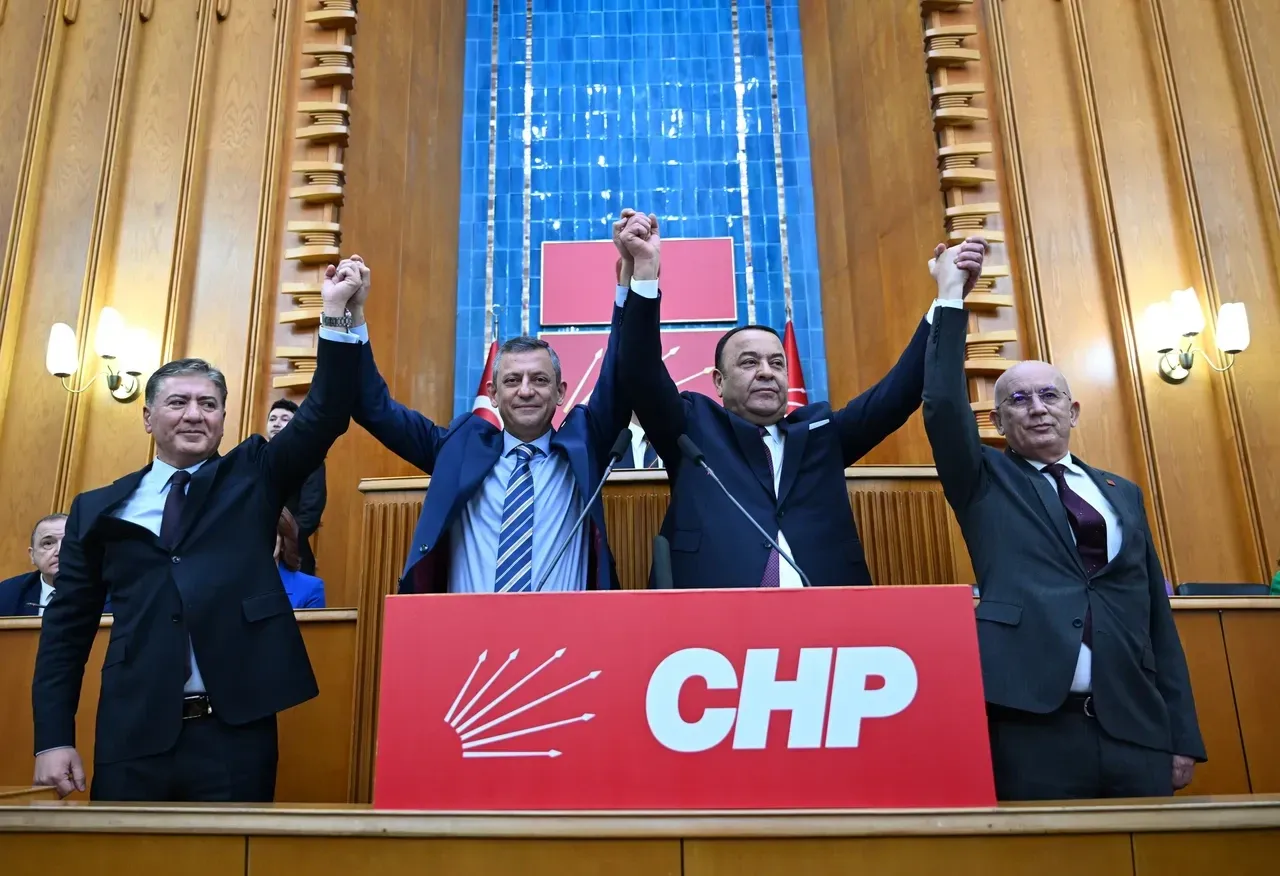 CHP'de Adnan Beker polemiği! Özgür Özel 'Onun emaneti' demişti, Mansur Yavaş cevap verdi