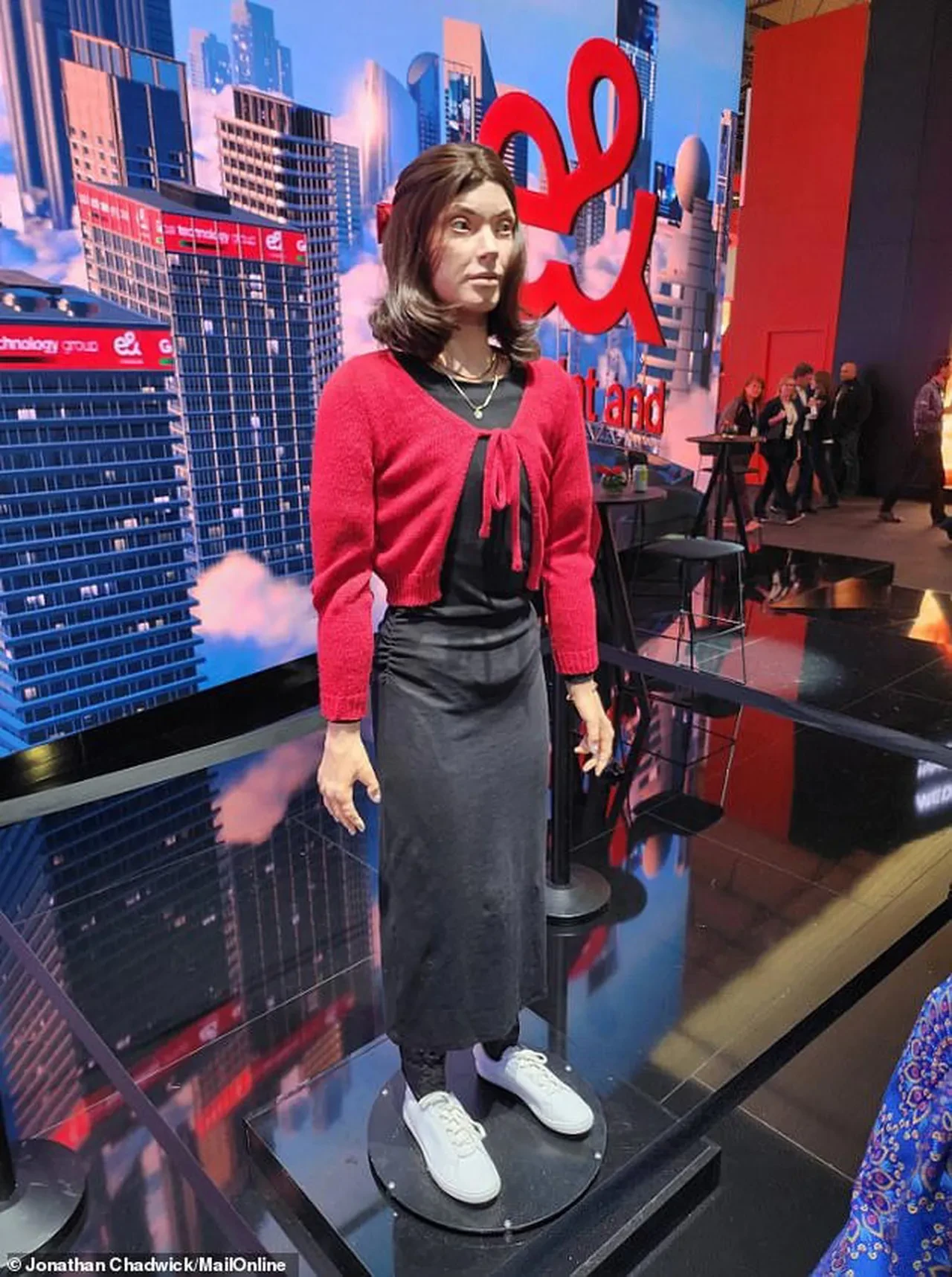 Dünyanın en gelişmiş robotu, 'İnsanların işini elinden alacak mısın?' sorusuna sürpriz bir cevap verdi