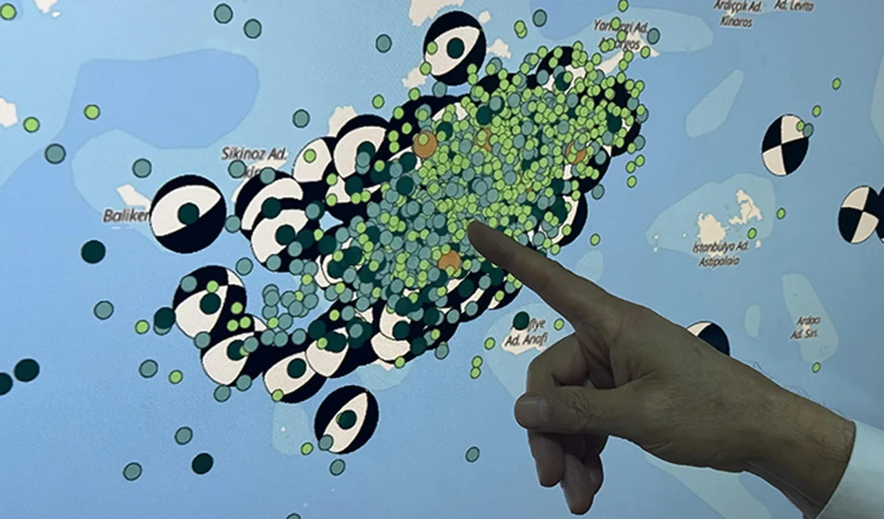 Ege'de sismik hareketlilik sürüyor! Deprem uzmanından korkutan açıklama: 'Fayın kırılmakta olduğunu görüyoruz'