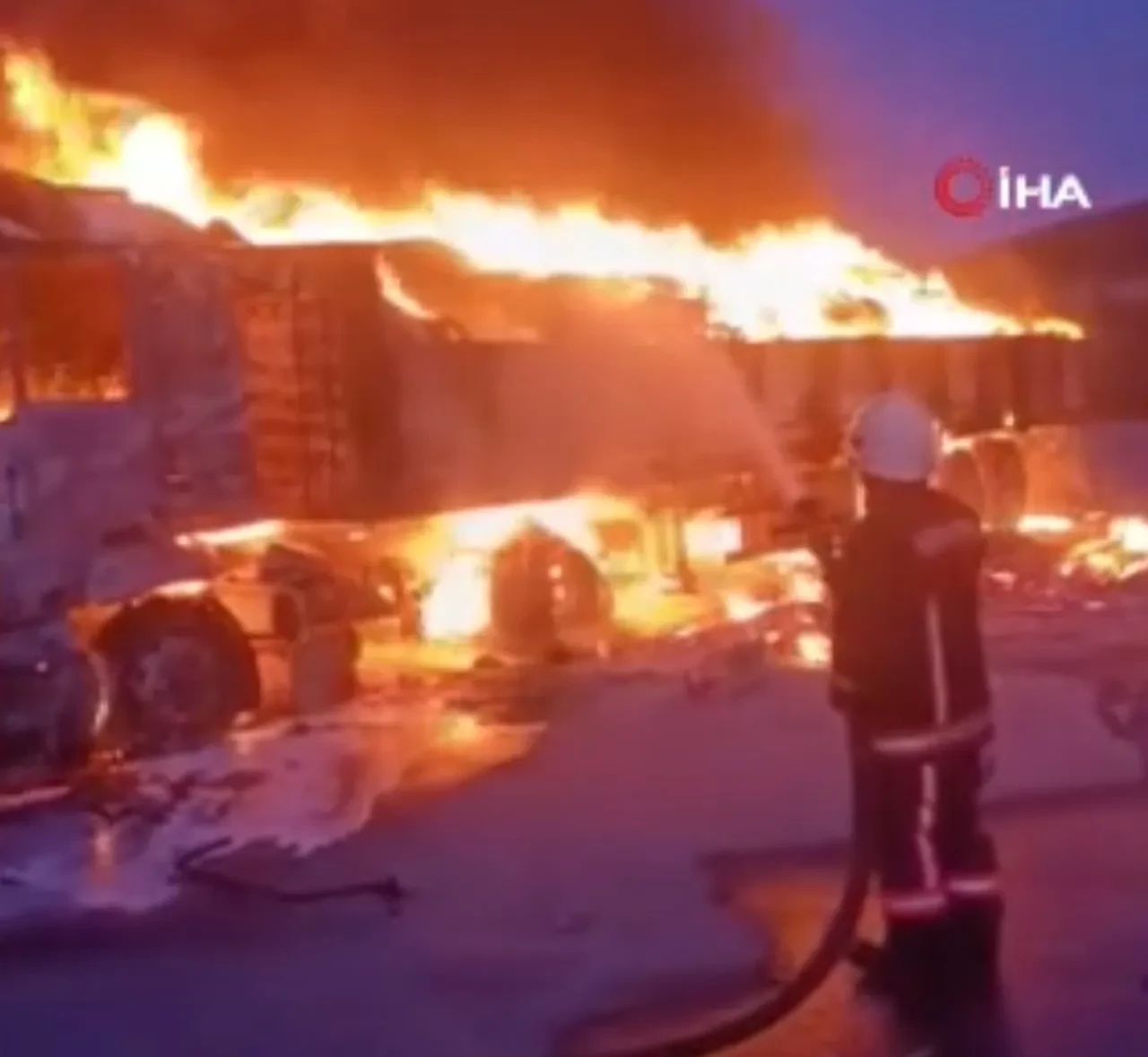 Facianın eşiğinden dönüldü! Petrol istasyonundaki tır alev alev yandı
