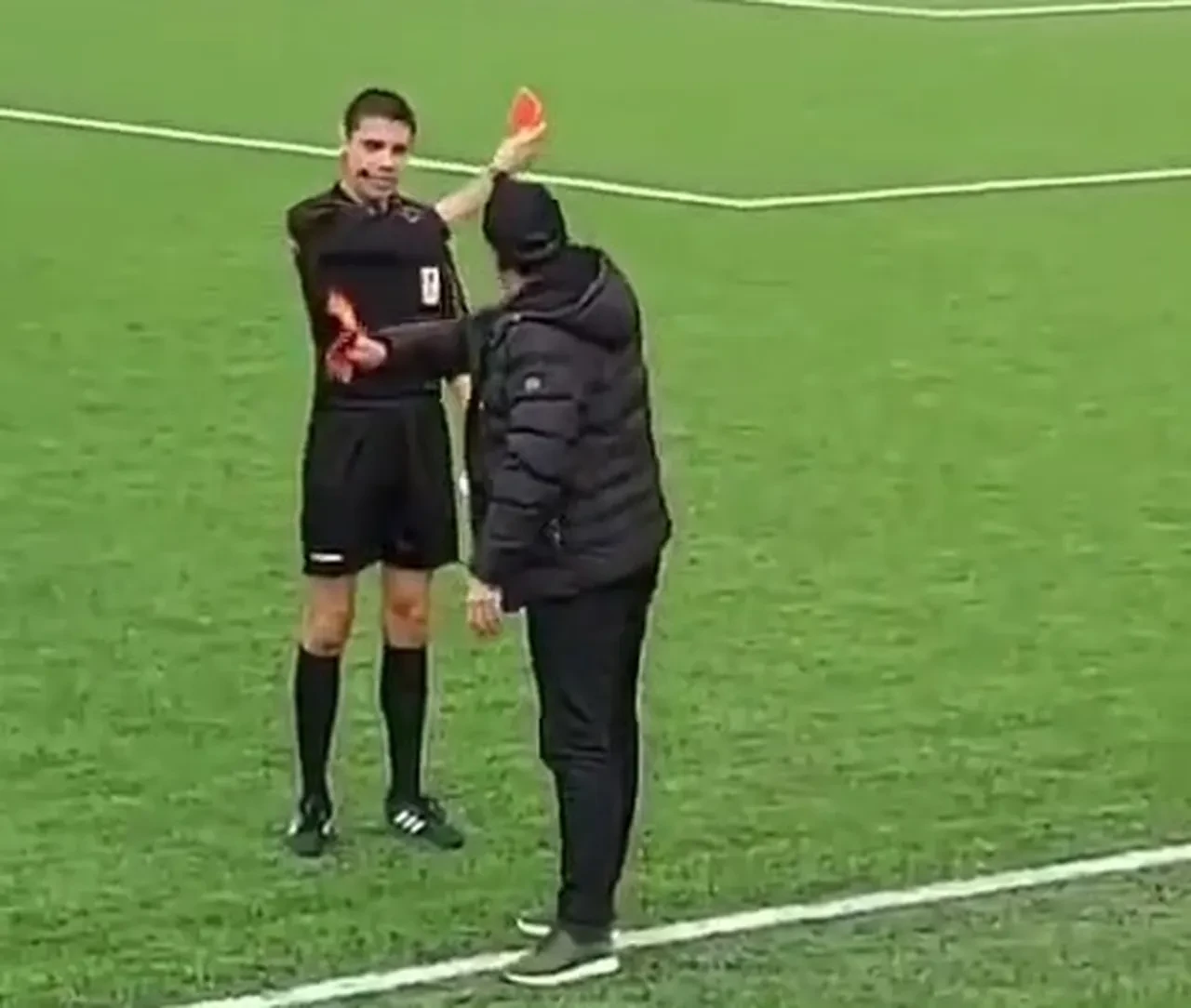 Hakeme kırmızı kart! Yöneticinin tepkisi olay oldu