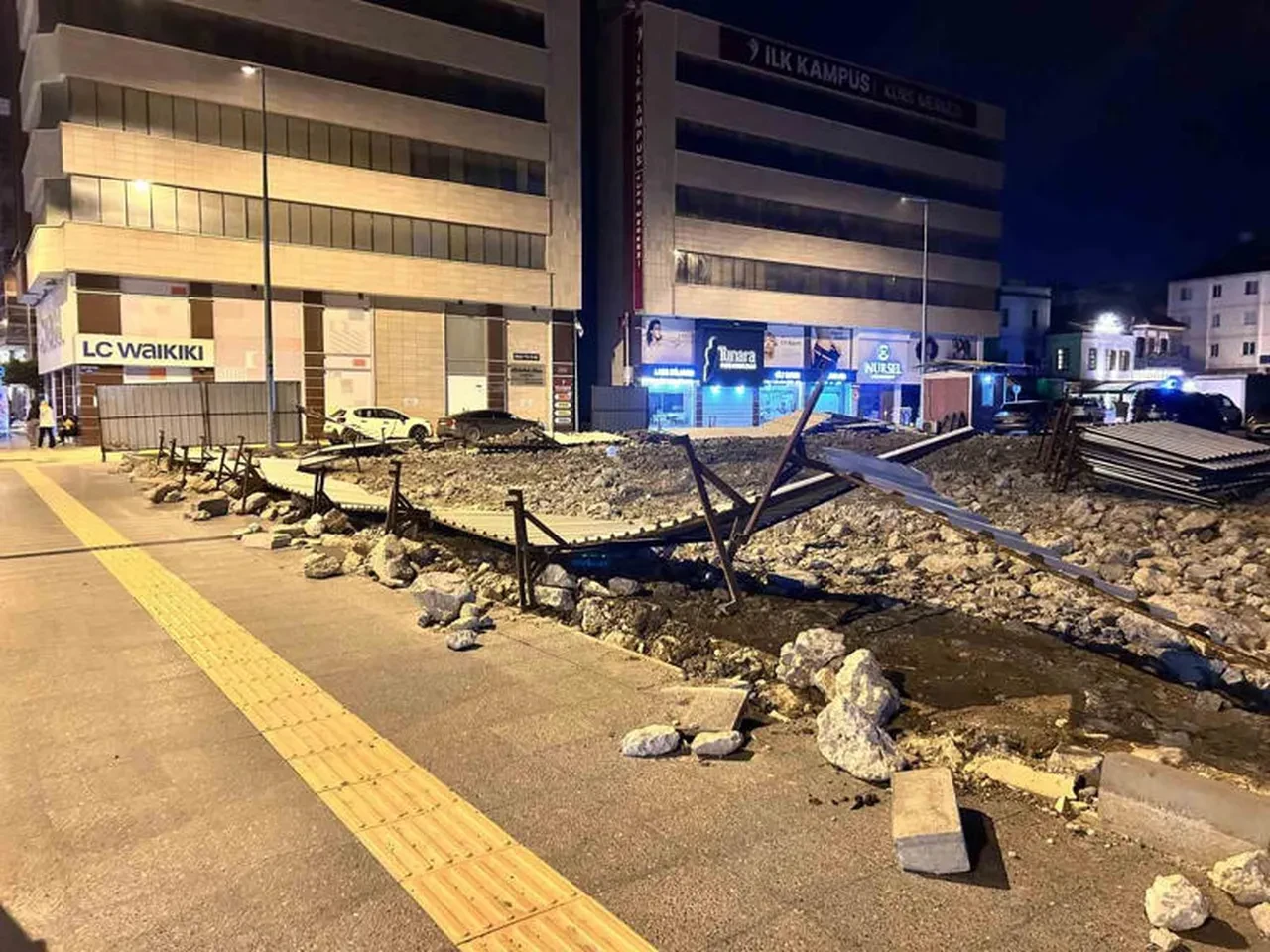 Hatay'da fırtına: Tekneler alabora oldu, ağaçlar devrildi