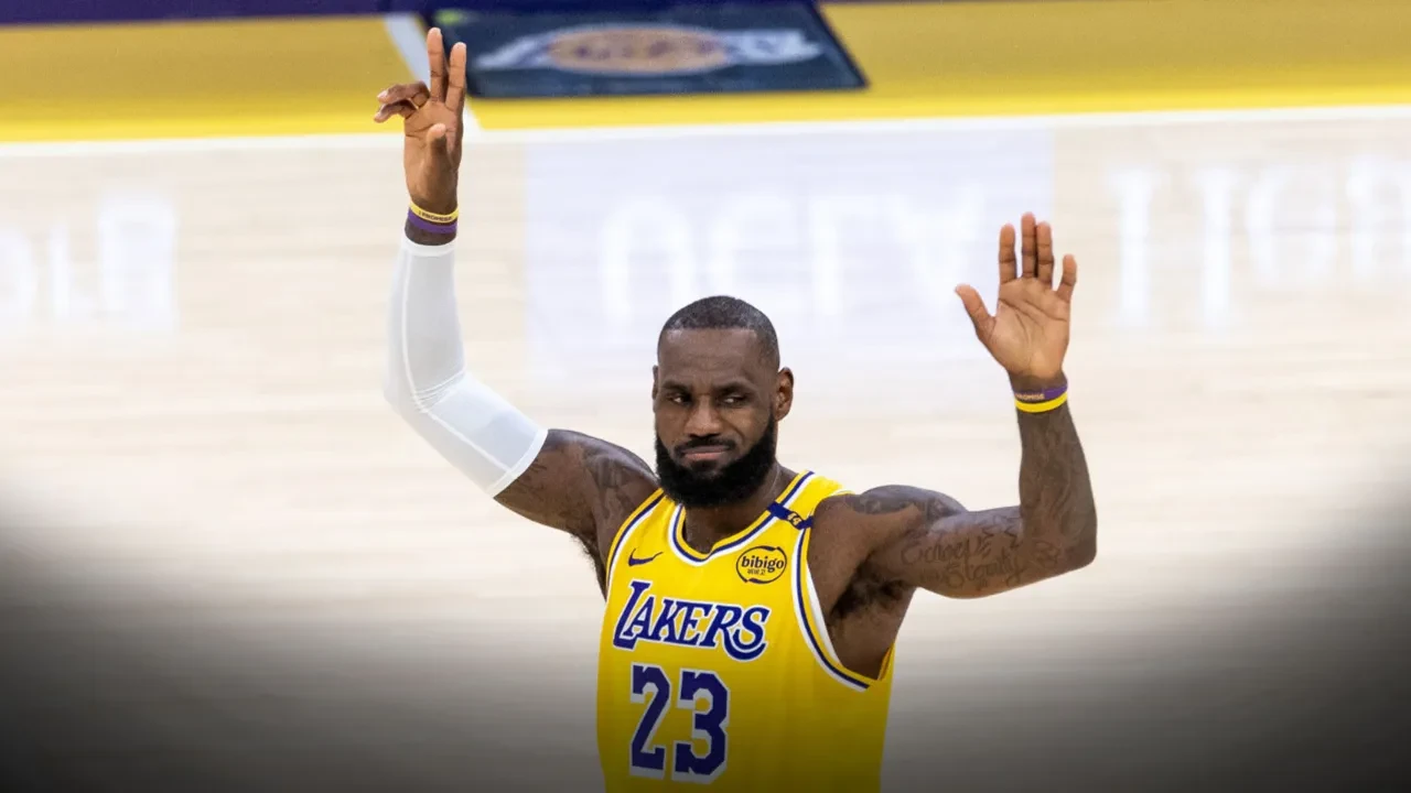 LeBron James yine başardı! Tarihte bunu yapan ilk NBA oyuncusu