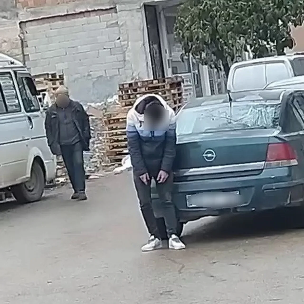 Madde bağımlısı genç sokak ortasında hareketsiz kaldı