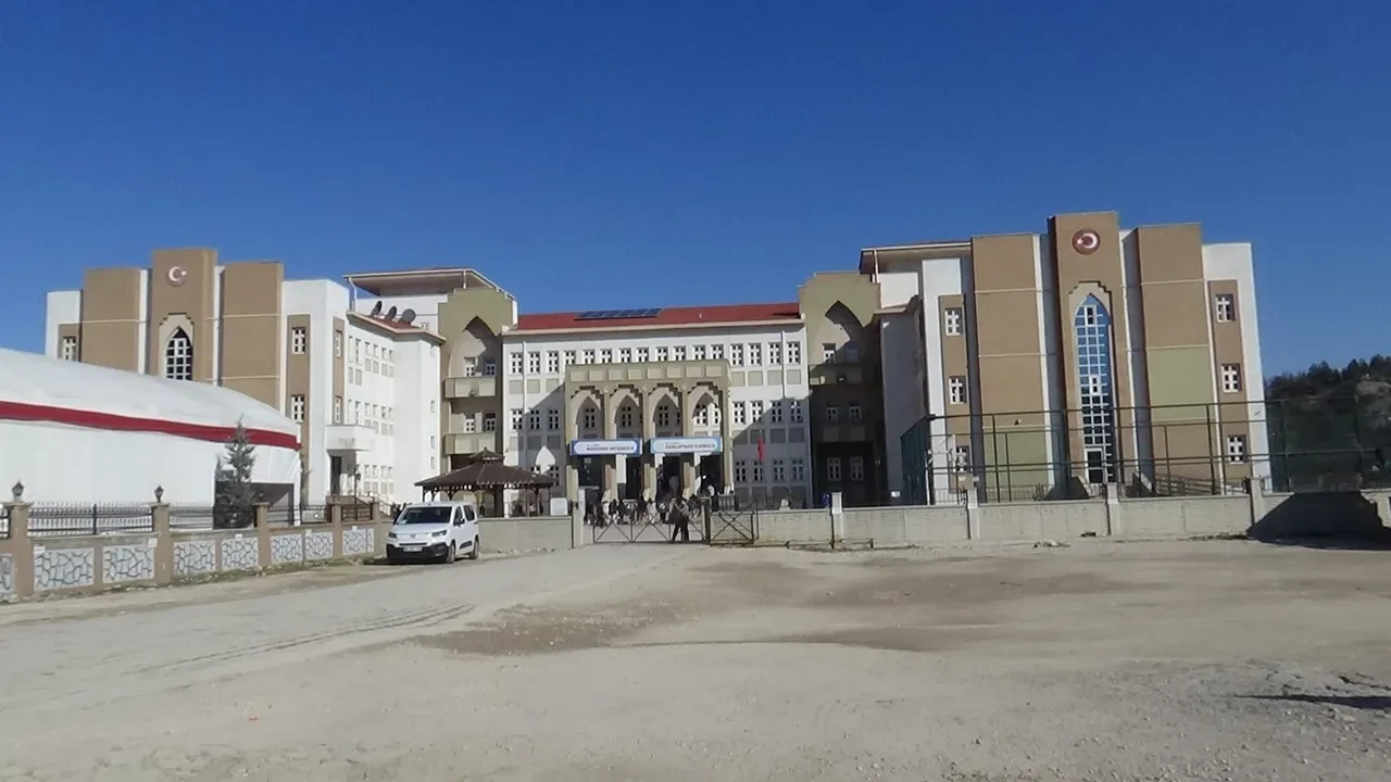 Öğrenciye şiddet! 'Kızlar konuşunca ne olacak?' diye sordu darp edildi