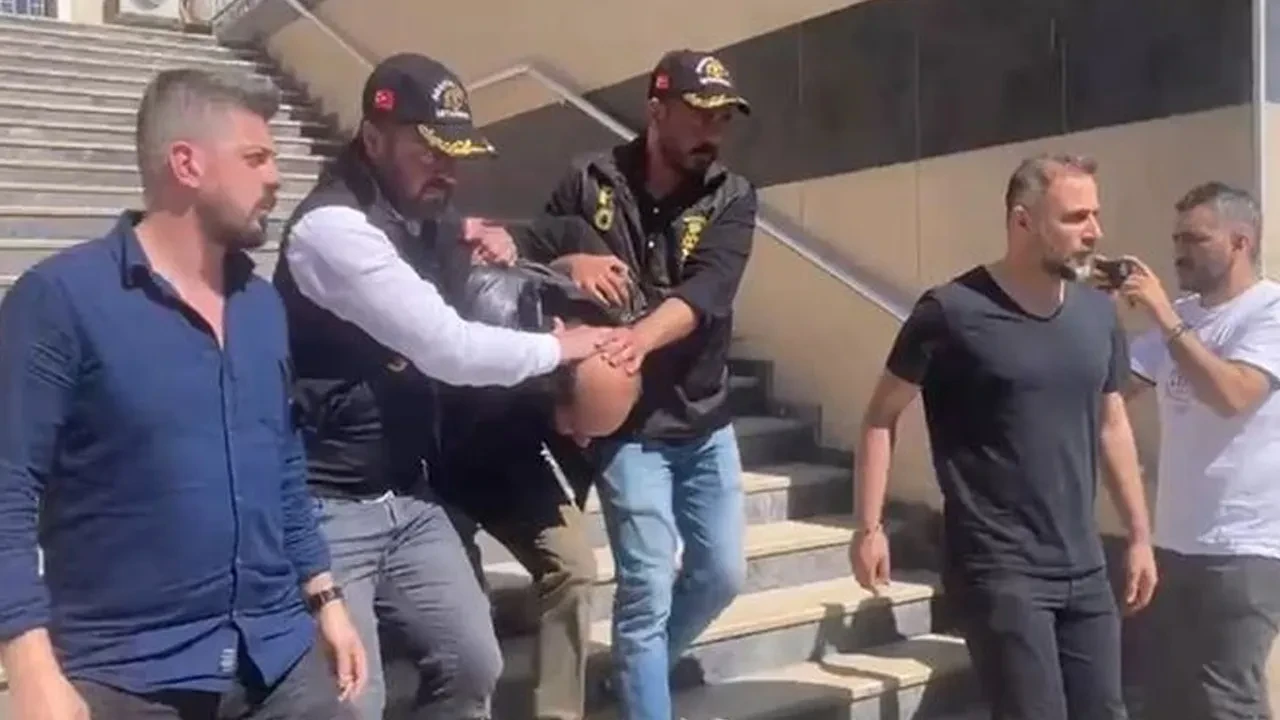 Korkunç cinayette kan donduran detaylar: 'Misafirler gidince babamı çekyatın altından çıkarıp kesmeye devam ediyormuş'