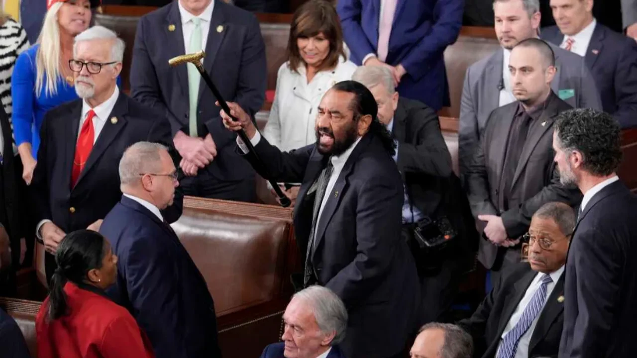 Trump'ın konuşmasında olay! Tepki gösteren demokrat vekil salondan atıldı